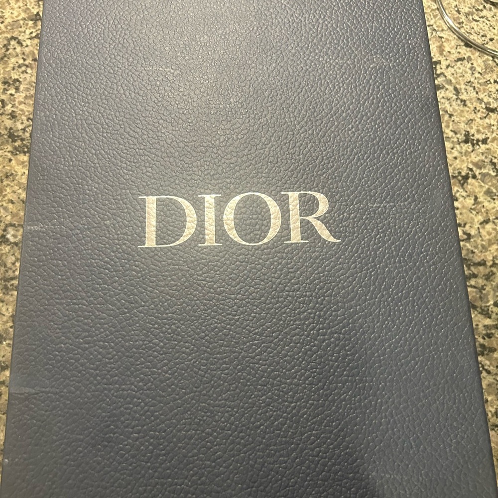 these are a size 7 in men dior sneakers i ordered them from neiman marcus. white